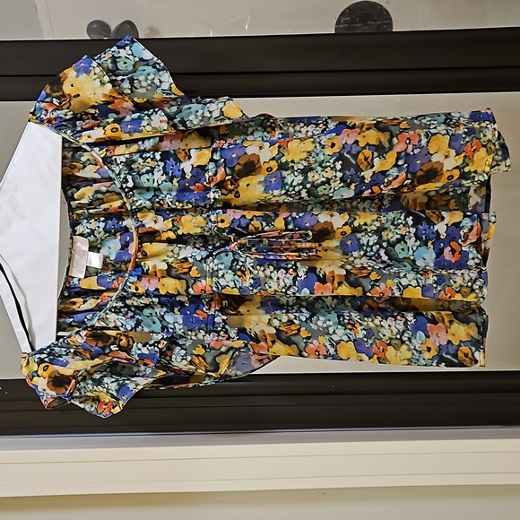 An H&M blouse 👚. - Picture 1 of 2